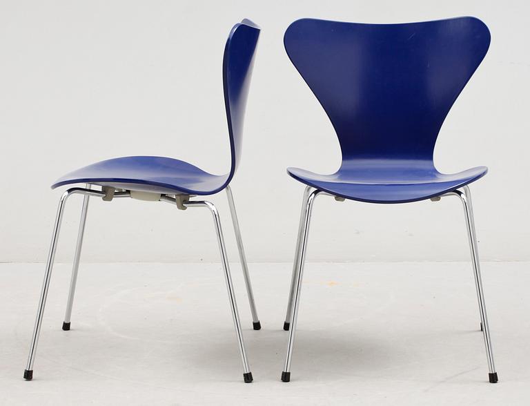 STOLAR, ett par, "Sjuan", Arne Jacobsen, Fritz Hansen, 1991.