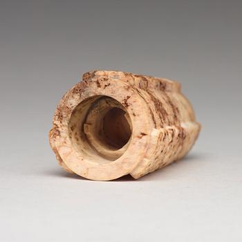 DEKORFRAGMENT, sten. Kina, arkaiserande.