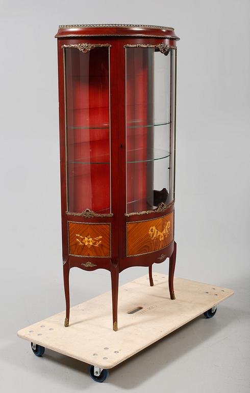 VITRINSKÅP, Louis XV-stil, 1900-talets tredje kvartal.