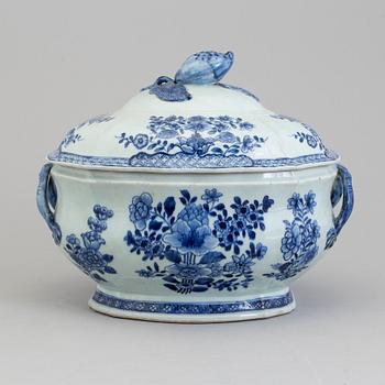 A blue and white tureen with cover, Qing dynasty, Qianlong (1736-95).