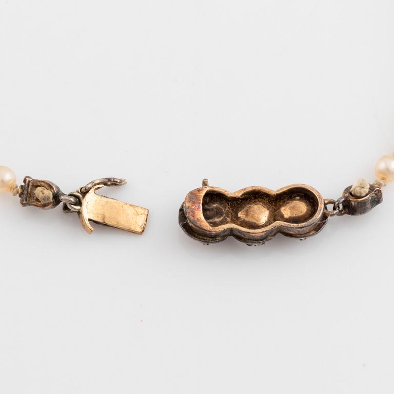 Collier pärlor lås silver och guld med tre rosenslipade diamanter.