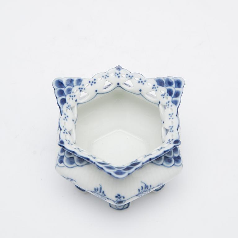 Royal Copenhagen, Service pieces, 20 pieces, porcelain, "Musselmalet helblond and halvblond", Denmark.