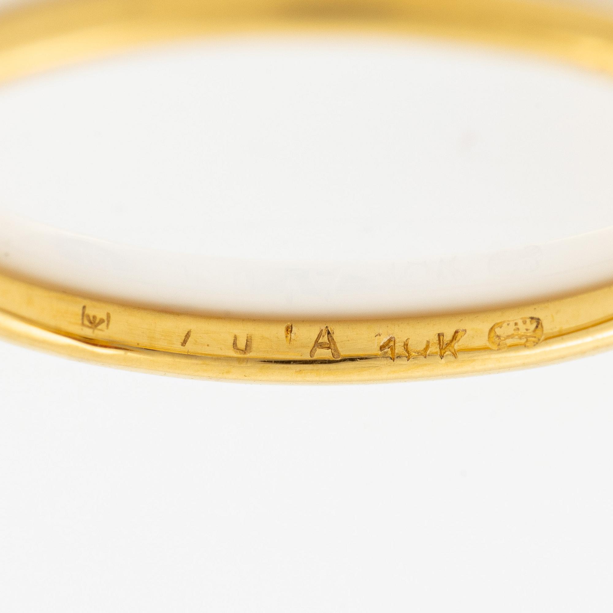 Ring in 18K gold with an oval faceted garnet and a brilliant-cut diamond.