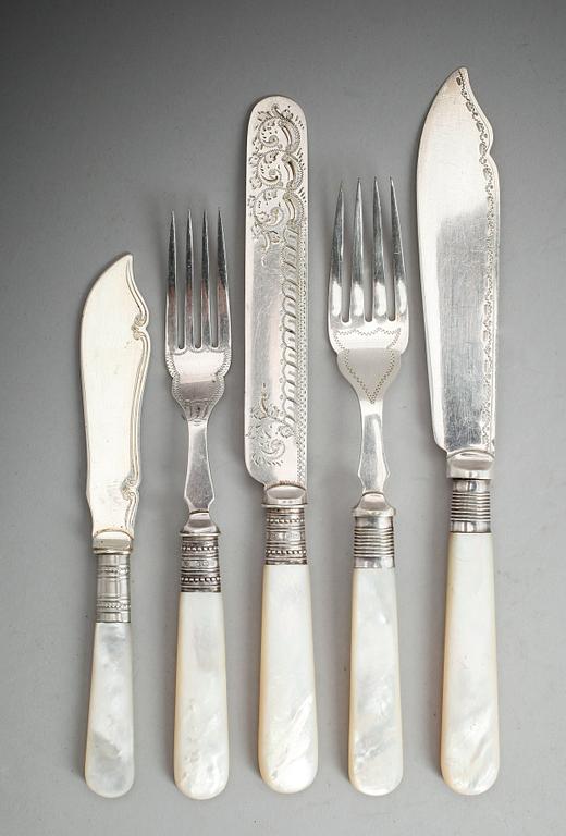 BESTICK, 26 snarlika delar, pläter och pärlemor, England, sekelskiftet 1900.