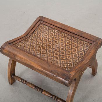 VILSTOLAR, 2 st  SAMT EN FOTPALL, kolonialstil, modern tillverkning.