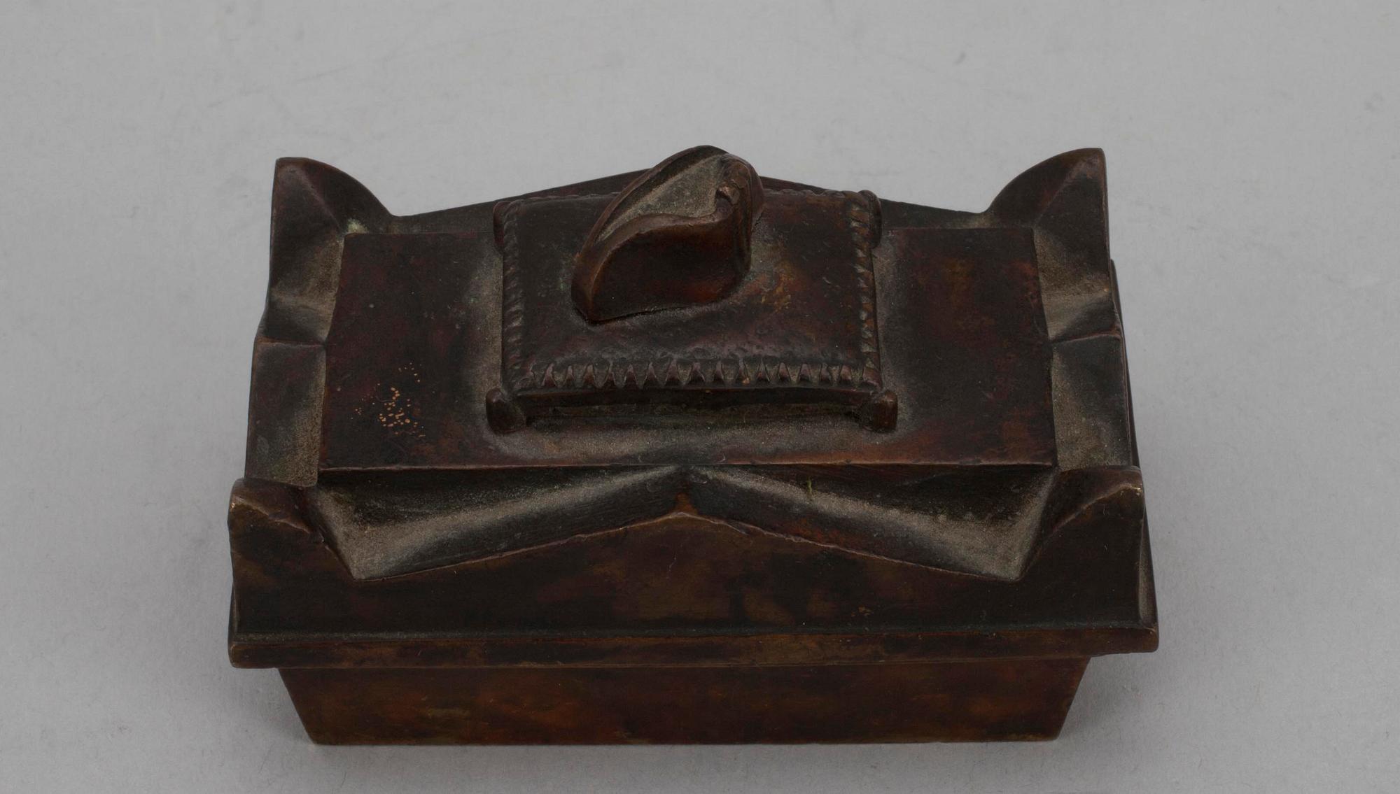 SOUVENIR / ASK i form av Napoleons sarkofag, patinerad brons.