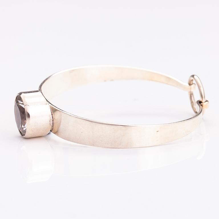 ERIK GRANIT, SORMUS, KAULAKORU ja RANNEKORU, hopeaa ja vuorikidettä. Helsinki 1962-81.