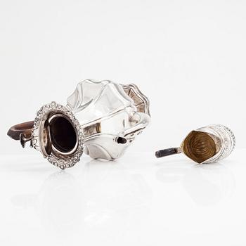 A silver coffee pot, and silver cream jug, Olof Robert Lundgren, Turku 1847 and Fredrik Strömsten, Helsinki 1839.