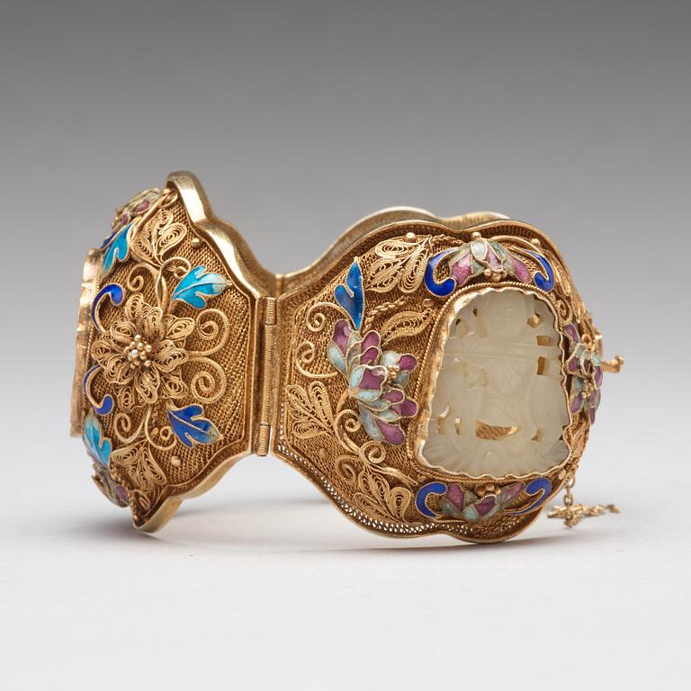 A filigree bracelet with inlays of cloisonné and carved nephrite, Qing dynasty.