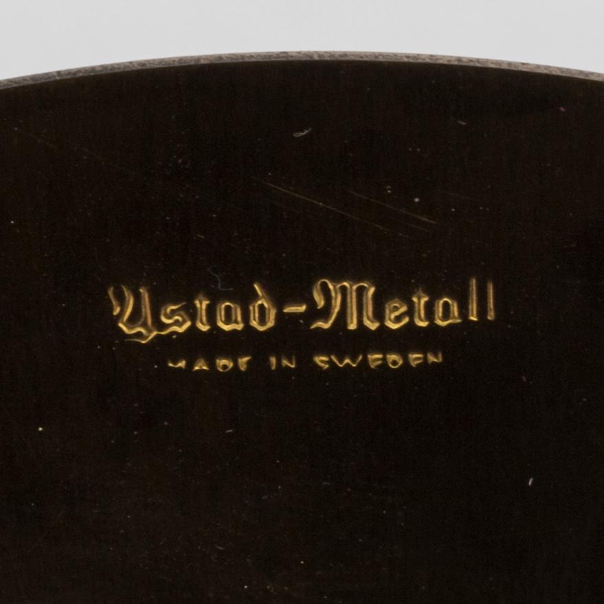 GONGGONG Ystad metall samt LJUSSTAKAR 4 st Skultuna, 1900-talets senare del.