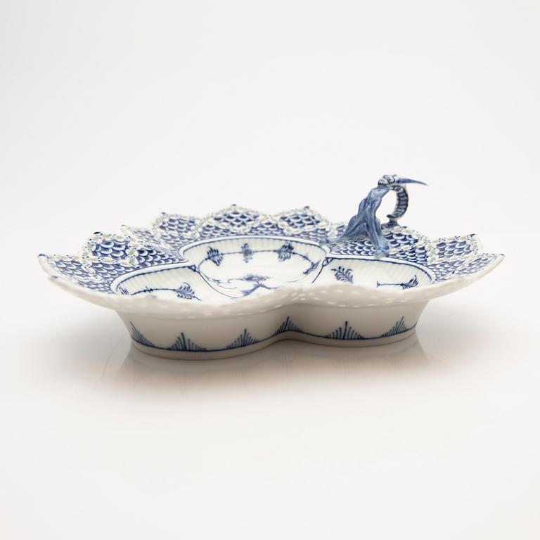 Royal Copenhagen, Serving dish. porcelain, "Musselmalet helblond", Royal Copenhagen, model 1/1077, 1969-1974.