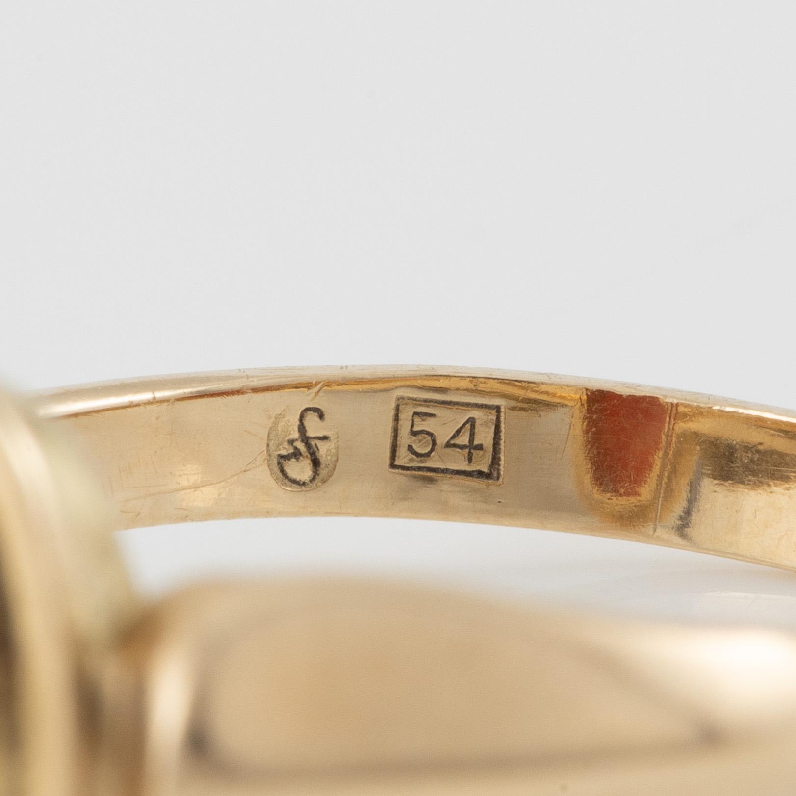 Ring of low carat gold with coral.