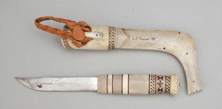 SAMEKNIV, renhorn. Helhornskniv, sign o dat LE (Lars Erik) Huuva, 1979, Rensjön.