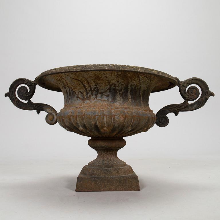 Two garden urns in cast iron, 19th/20th century.