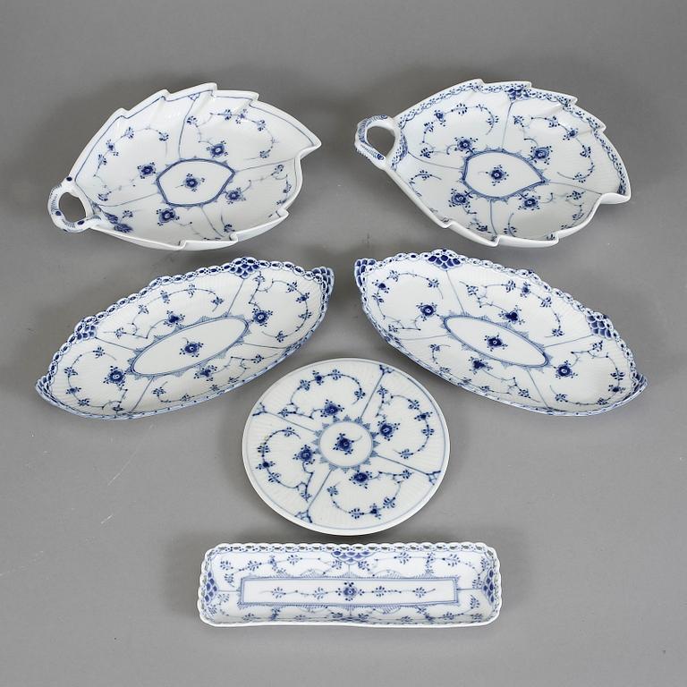 SERVISDELAR, 13 st. "Musselmalet", Royal Copenhagen. Modell "Helblond" och "Halvblond". 1800-talets mitt-1900-tal.
