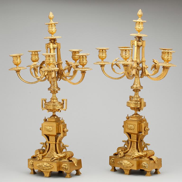 KANDELABRAR, ett par, förgylld brons, Louis XVI-stil, 1800-talets andra hälft.