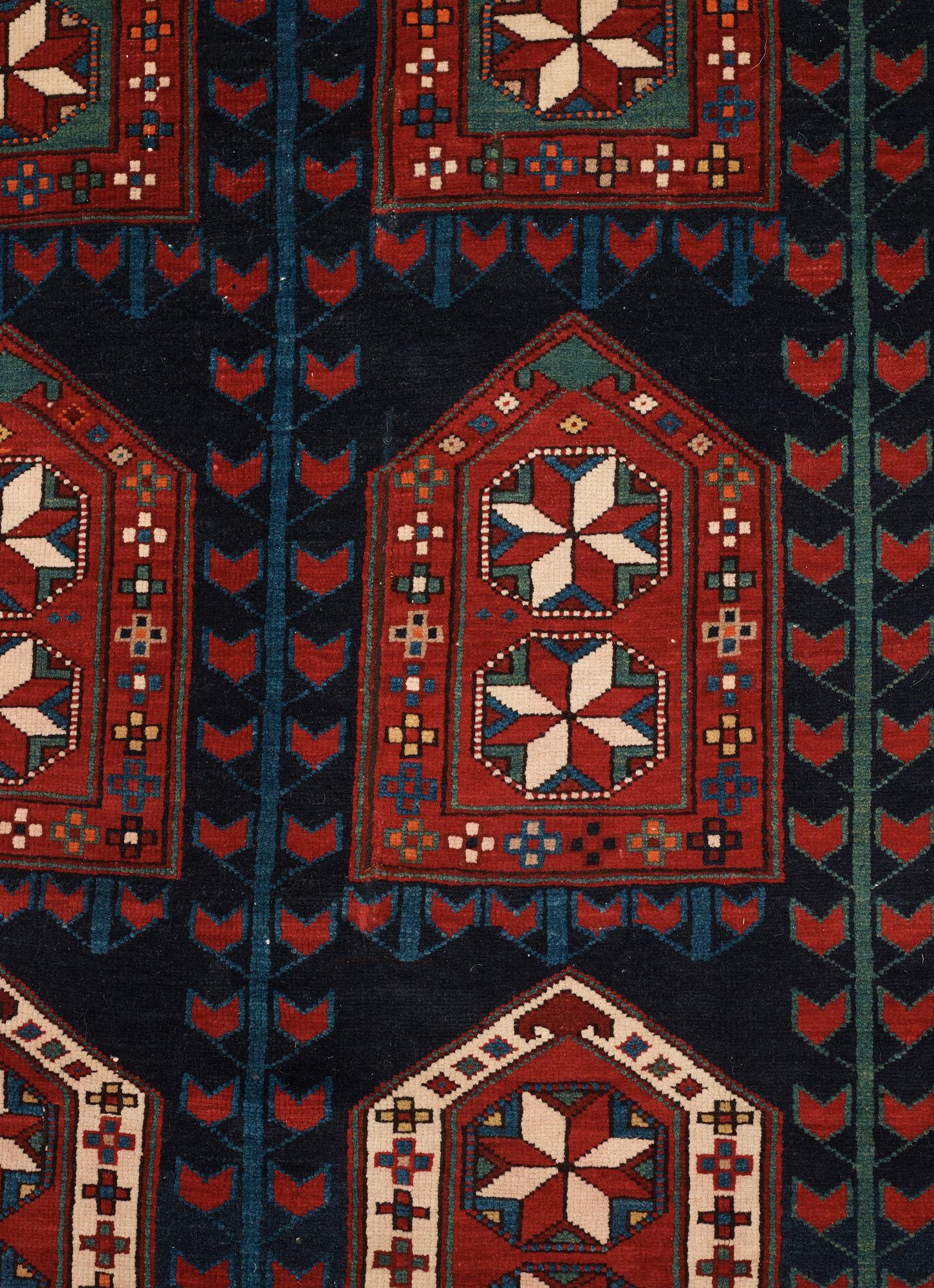 ANTIQUE/SEMI-ANTIQUE SHIRVAN probably. 191,5 125 cm.