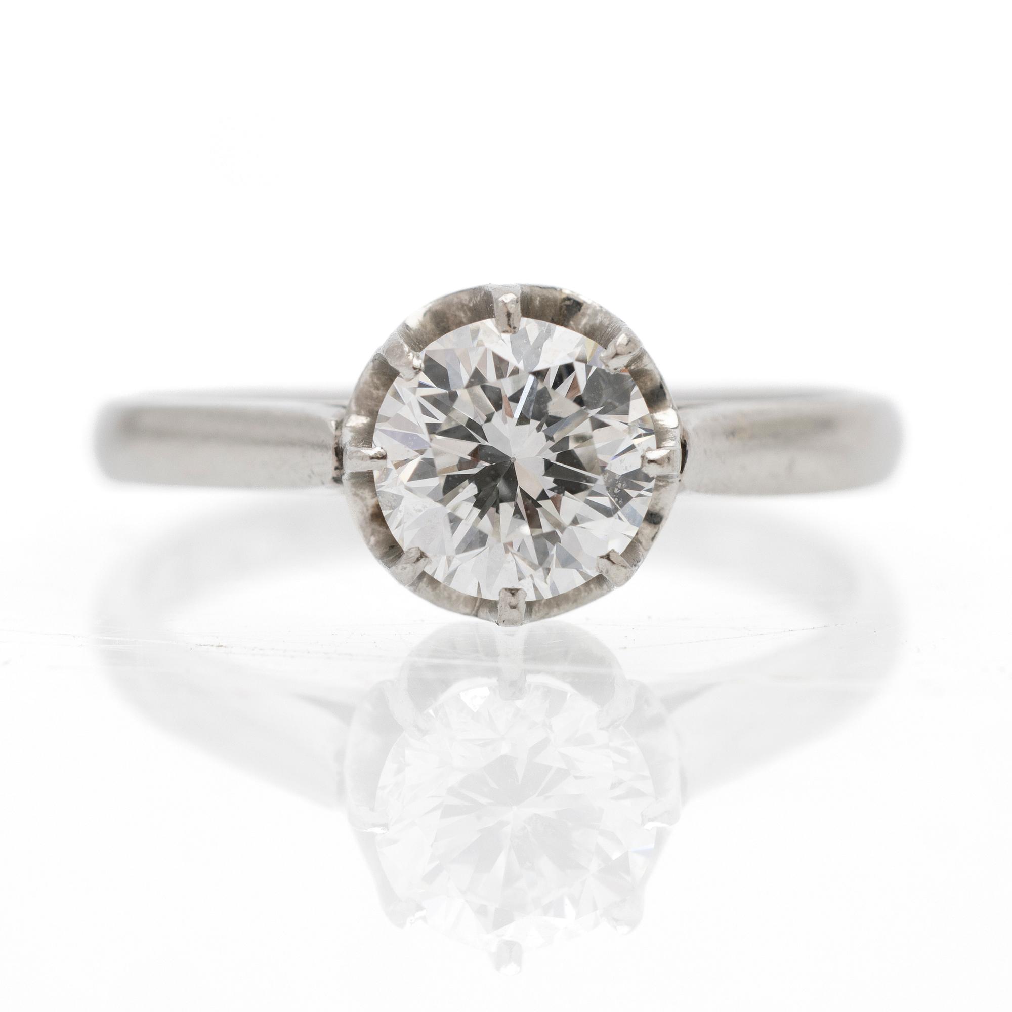 18K white gold solitaire ring with a diamond, France, 20th century.