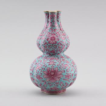 TULPANVAS, porslin, Kina, sannolikt 1900-tal.