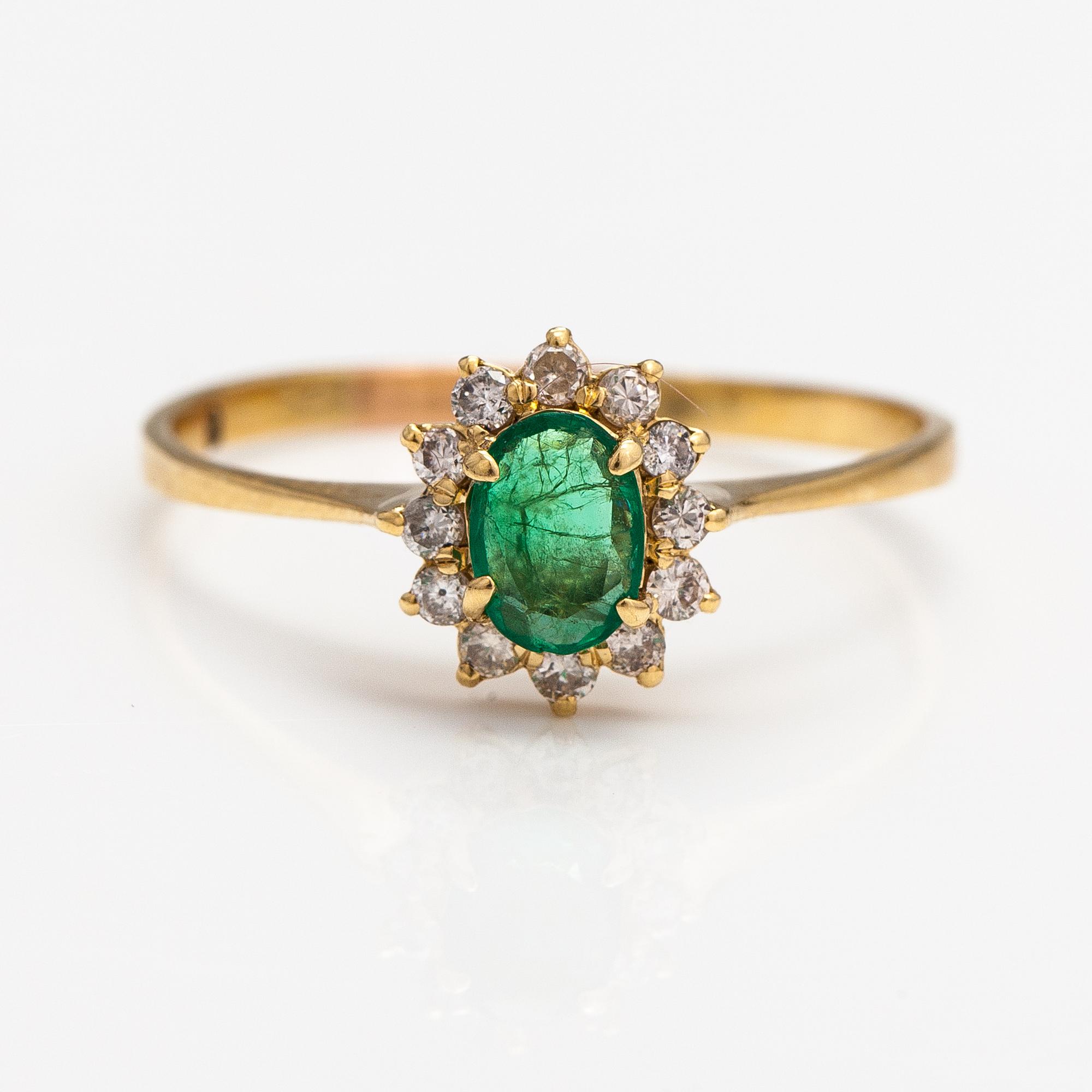 Ring, 18K guld, smaragd och diamanter ca 0.24 ct tot.