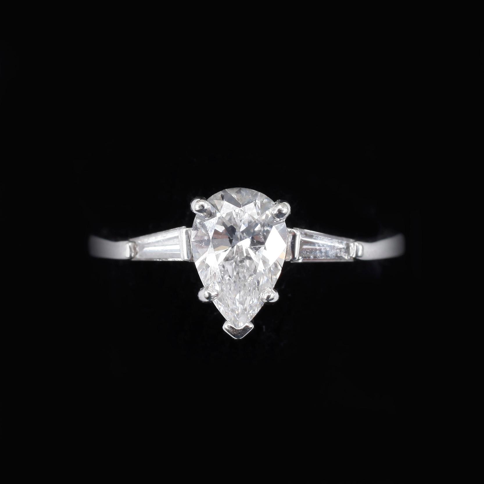 RING, 18k vitguld med päronslipad diamant ca 1,01ct samt två små trapetsslipade diamanter. Vikt 2g.