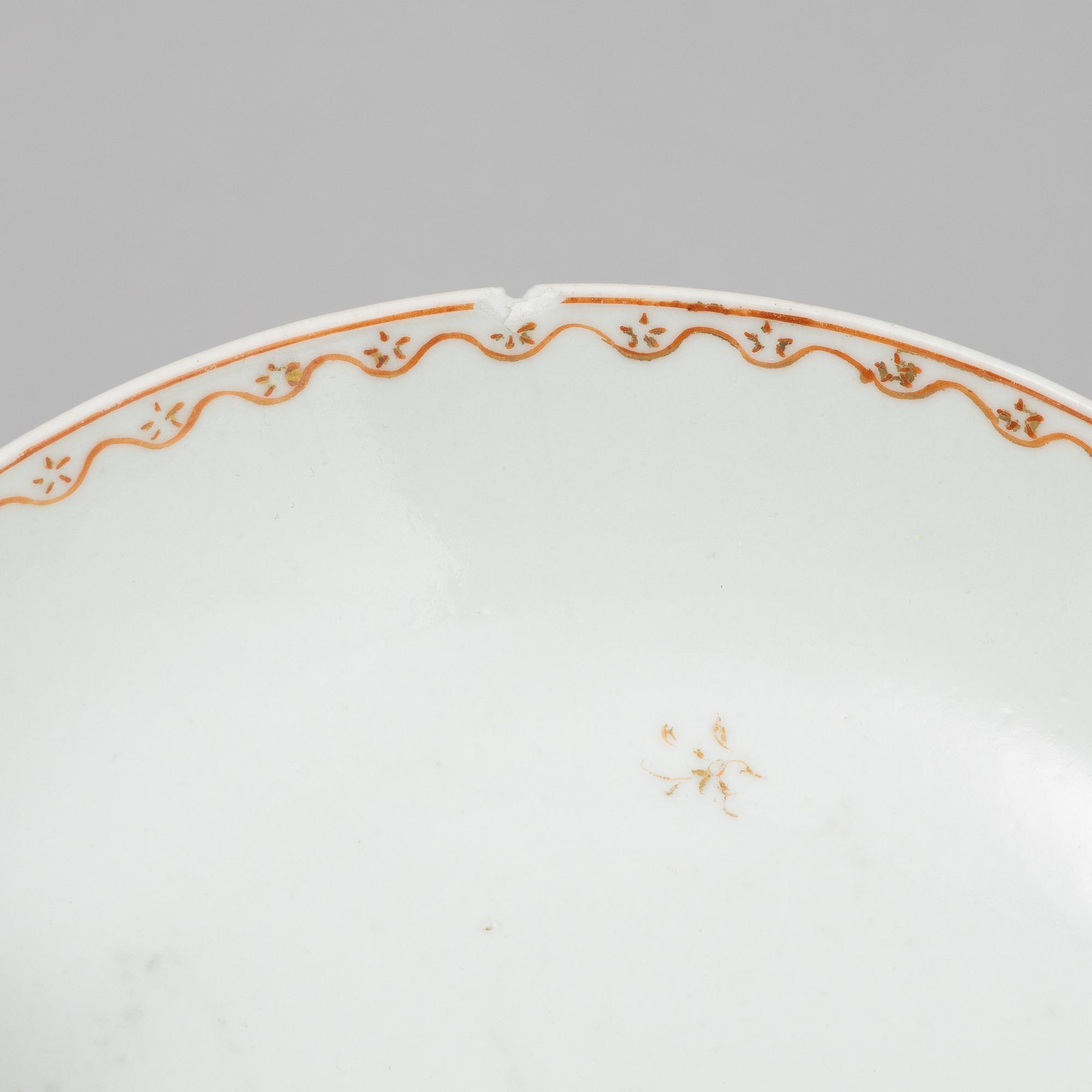 Koppar med fat, fyra st samt kanna, porslin, Qingdynastin, Qianlong (1736-95).