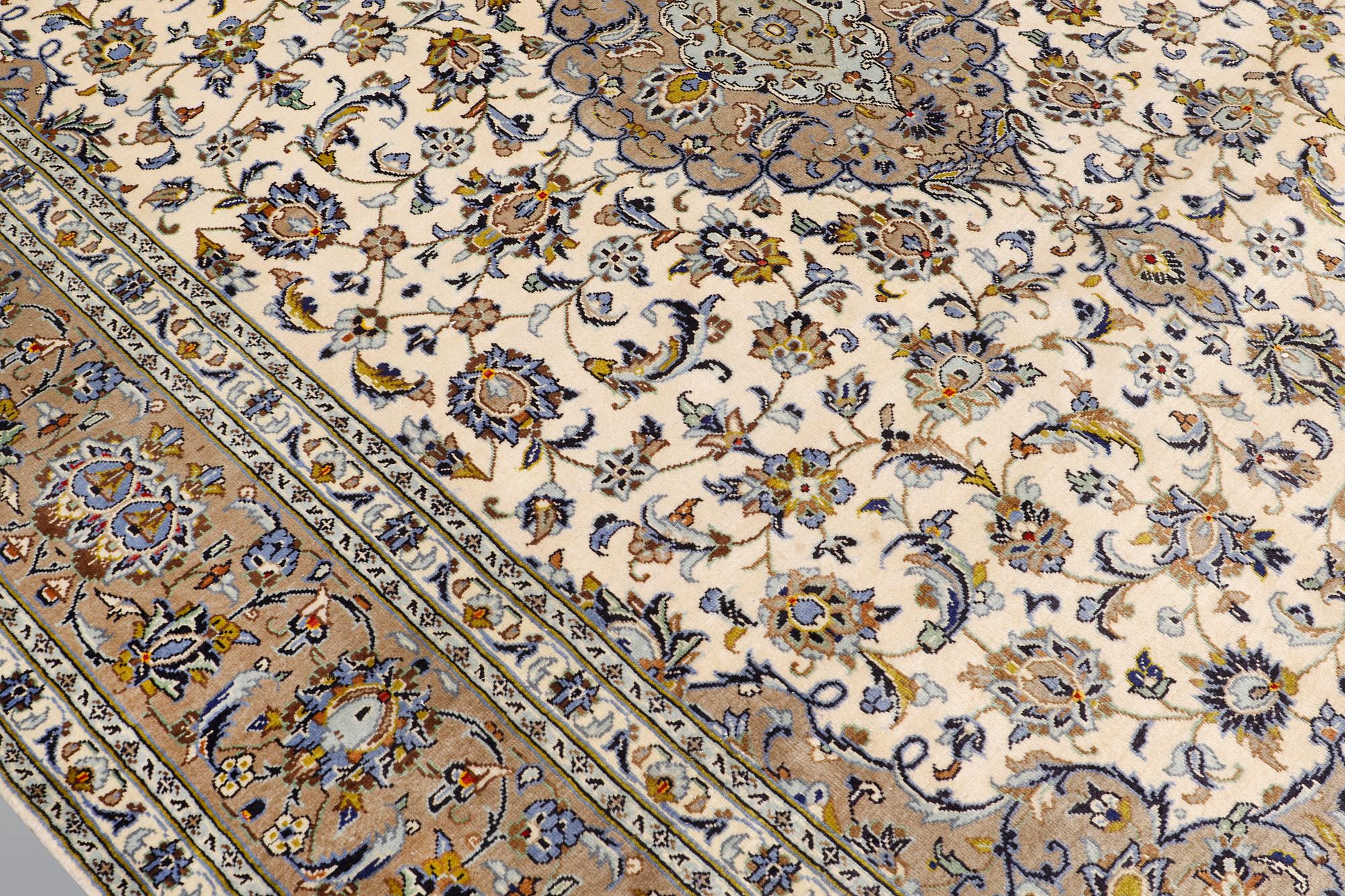A Kashan carpet, ca 349 x 243 cm.