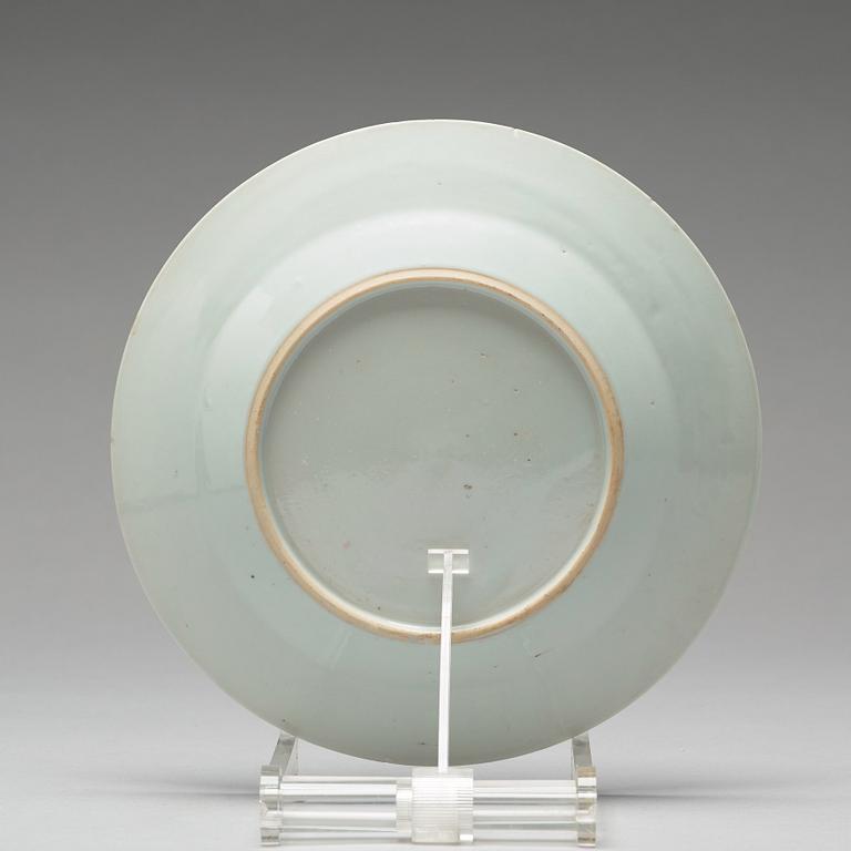 TALLRIKAR, sex stycken, samt FAT, kompaniporslin. Qingdynastin, Qianlong (1736-95).