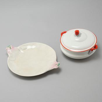 An eartheware tureen and a serving dish from Göteborg, early 20th century.