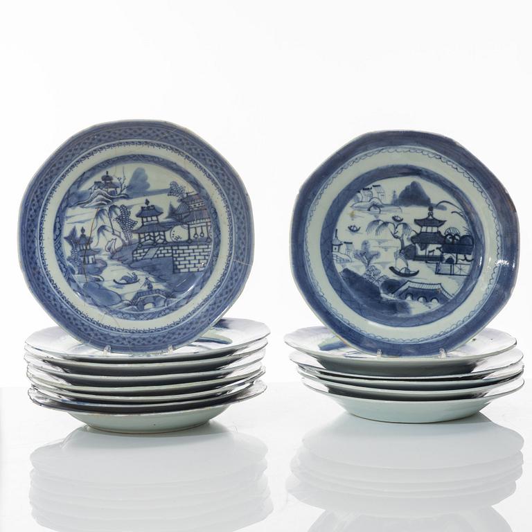 Tallrikar, 16 stycken, kompaniporslin, Kina, Qingdynastin, 1800-tal.