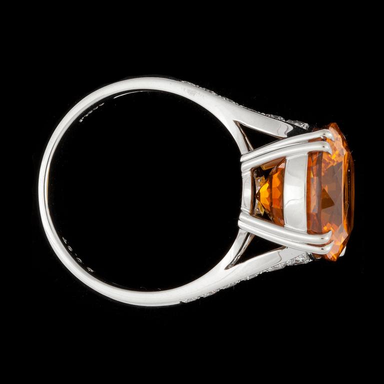 A orange sapphire ring, according to certificate 11.28 ct.
