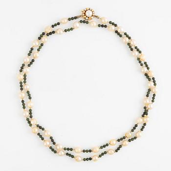 Pearl necklace, cultured pearls and green stone beads, with clasp in 18K gold.