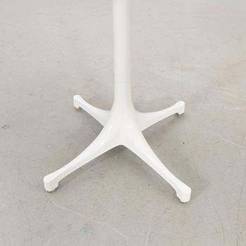 George Nelson "Jewelry chest on stand", modellnr 5515 1900-talets senare del.