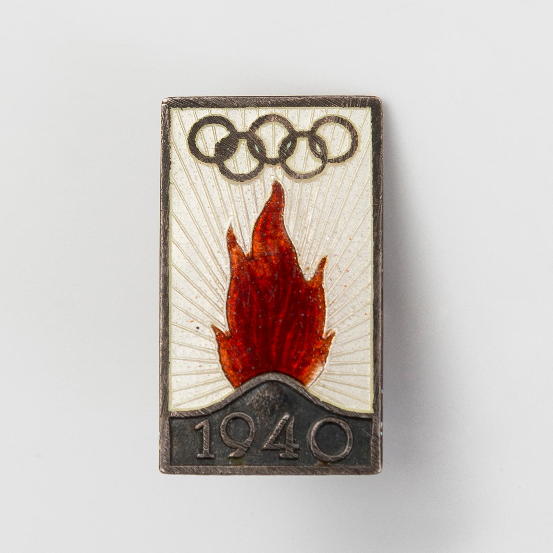 Sidenduk, 1 st,  pins, 4 st, och tygetikett, Helsingfors sommar-OS 1940.