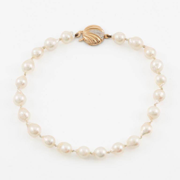 Necklace and bracelet, with cultured pearls, clasp 8K gold.