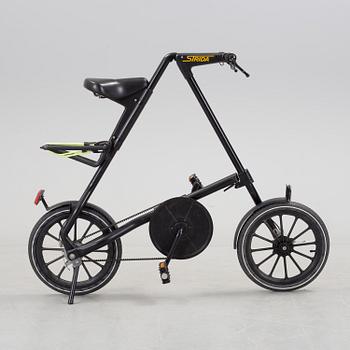 A foldable Strida bike.