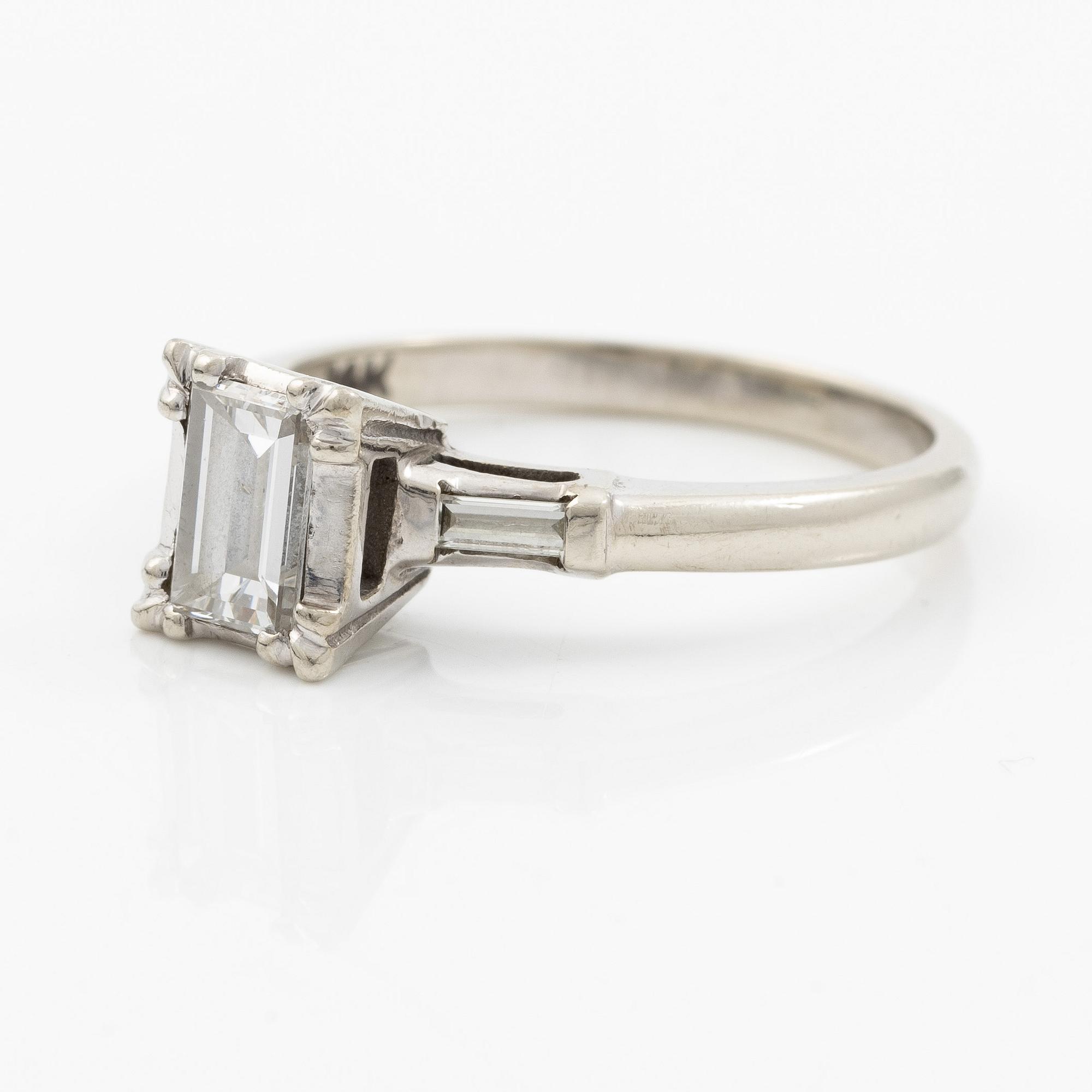 Ring 14K white gold with baguette-cut diamond.