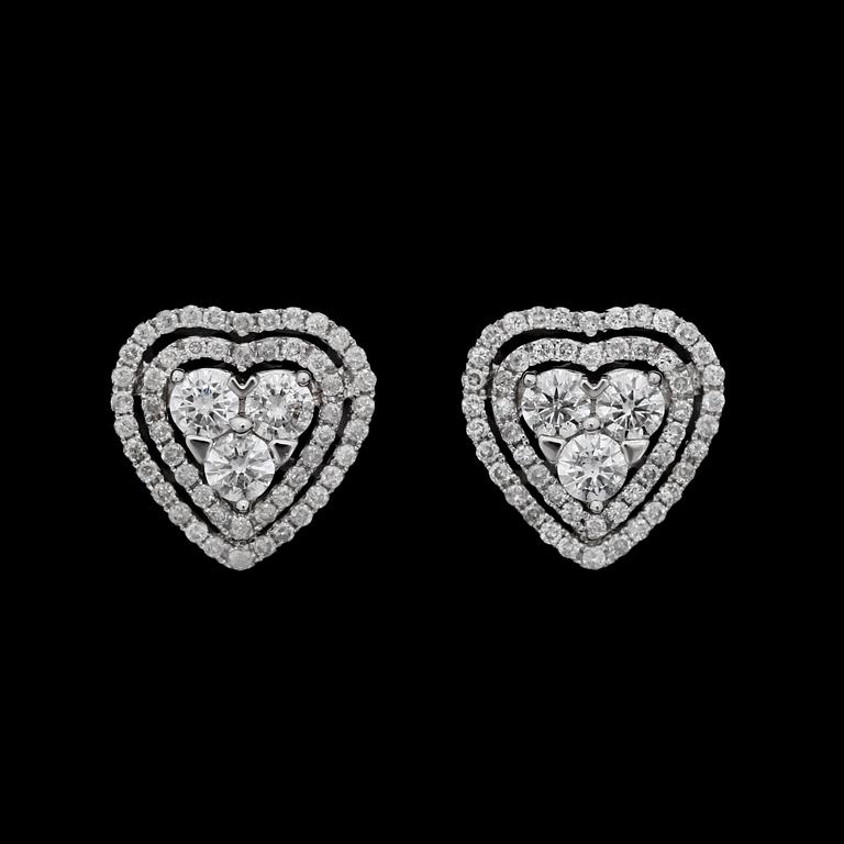 A pair of brillant cut diamond earrings, tot. app. 1.5 ct.