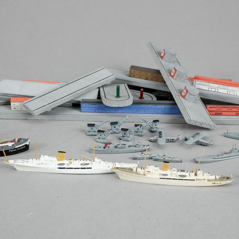 WIKING FARTYGSMODELLER, bly 16 st samt FYR och HAMNANLÄGGNING, av trä.