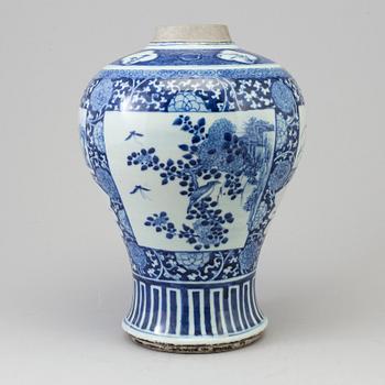 A blue and white vase, Qing dynasty, 19th Century.