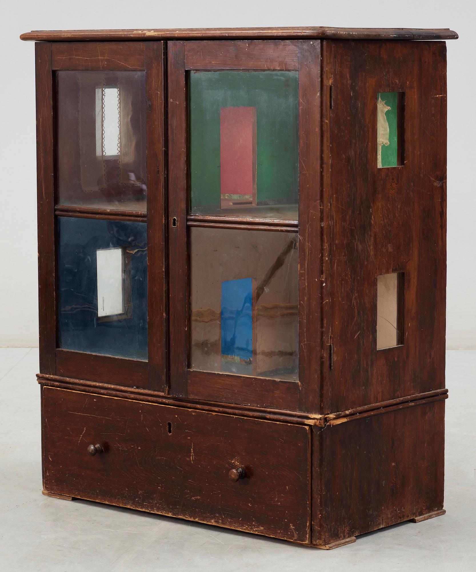 DOCKSKÅP med PARTI INREDNING, omkring 1900.