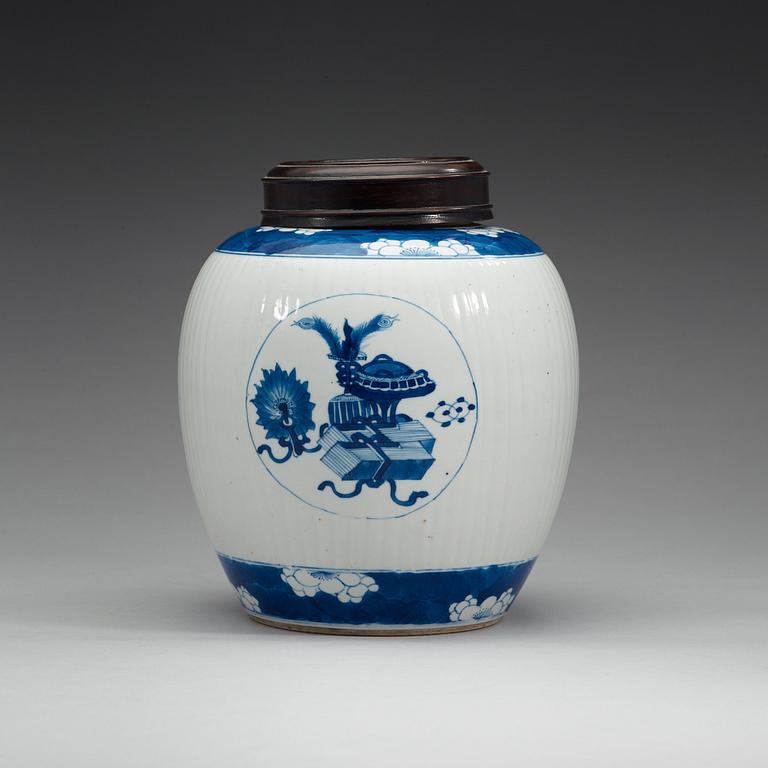 A blue and white jar, Qing dynasty, Kangxi (1662-1722).