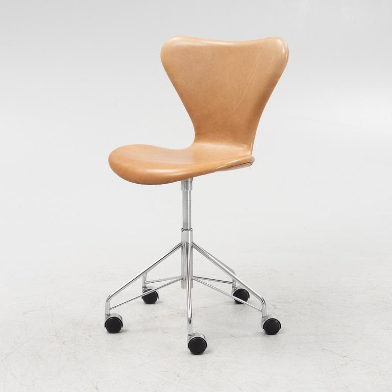 Arne Jacobsen, skrivbordsstol, "Sjuan", Fritz Hansen.