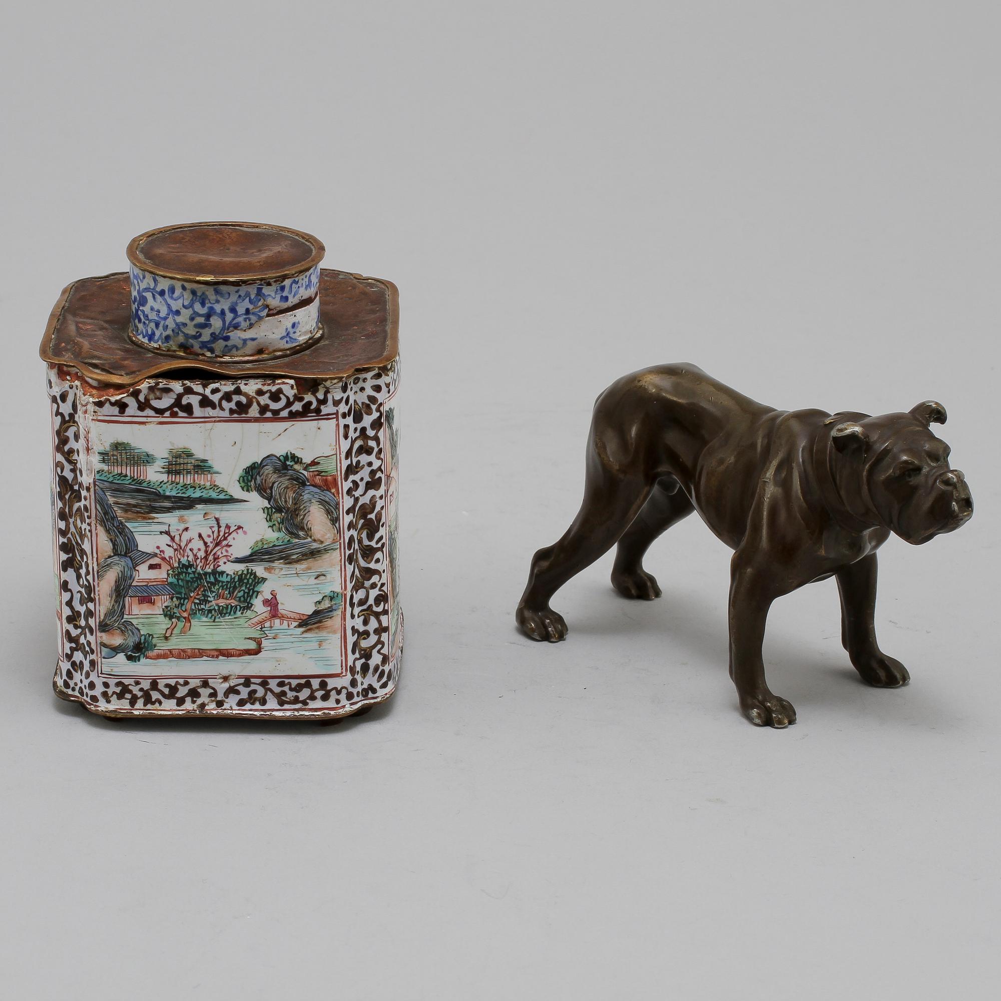 TEDOSA, cloisonne, orientalisk samt SKULPTUR, patinerad vitmetall, 1800/1900-tal.