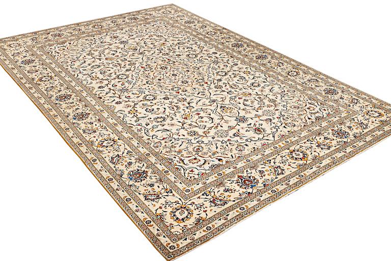 A Kashan carpet, c. 353 x 244 cm.