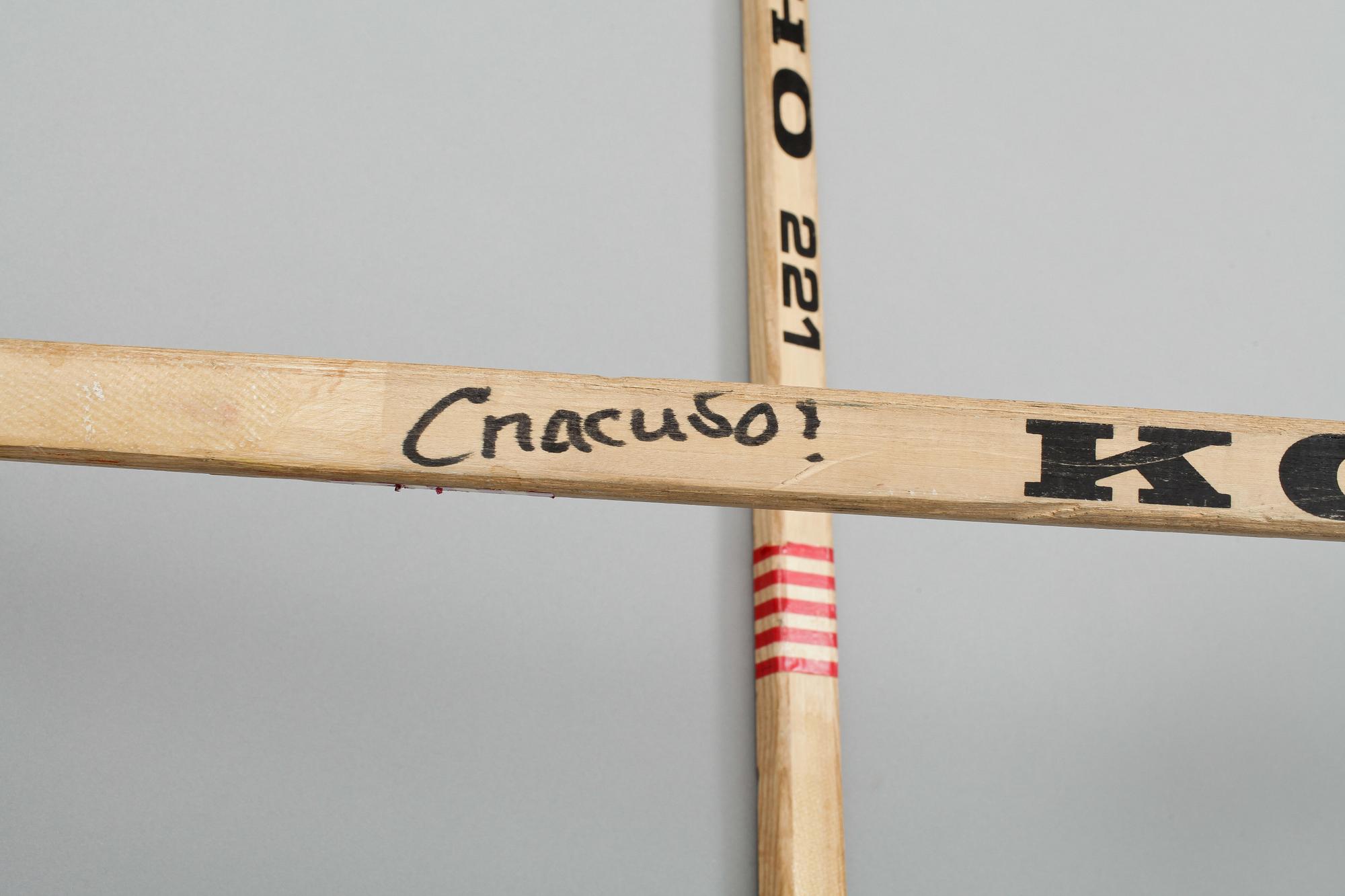 ISHOCKEYKLUBBOR, 2 stycken, med autografer från svenska landslagsspelare, 1980-tal.