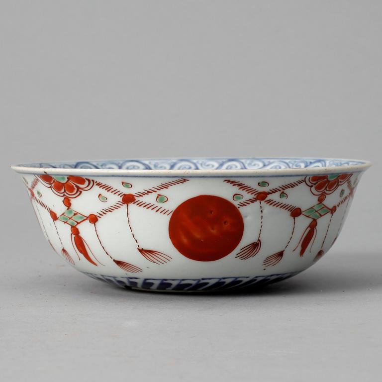 A kinrande style bowl with recessed base, Qing dynasty, 17th century.