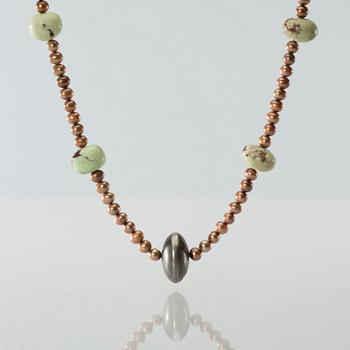 COLLIER, Ole Lynggaard med kula i sterlingsilver, odlade sötvattens pärlor samt lemon jaspis.