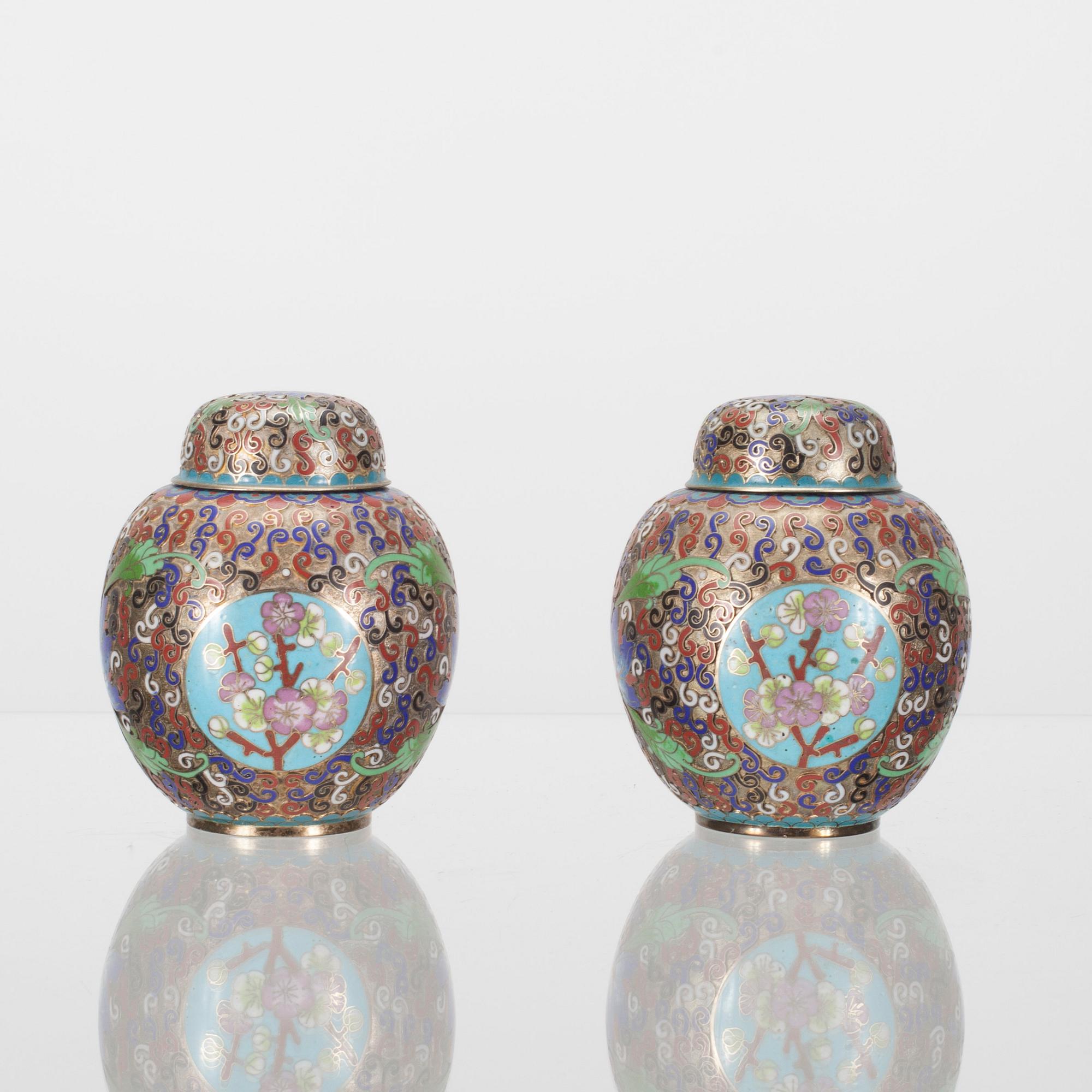 URNOR MED LOCK, ett par, mässing, österländskt cloisonnéarbete, 1900-talets första hälft.