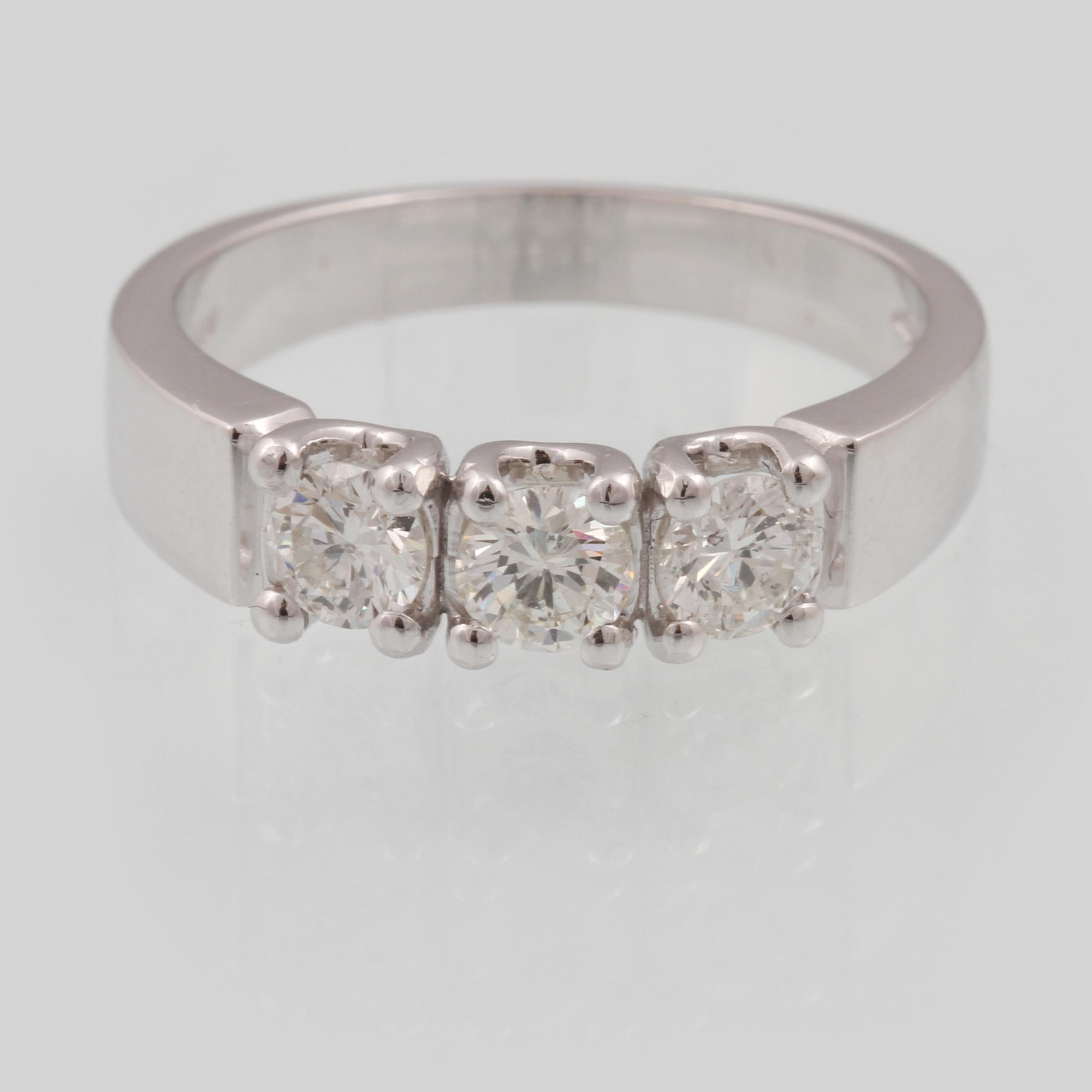 RING, 18K vitguld med 3 briljantslipade diamanter ca 0.68 ct, Milano, Italien. Vikt 4,5 gram.